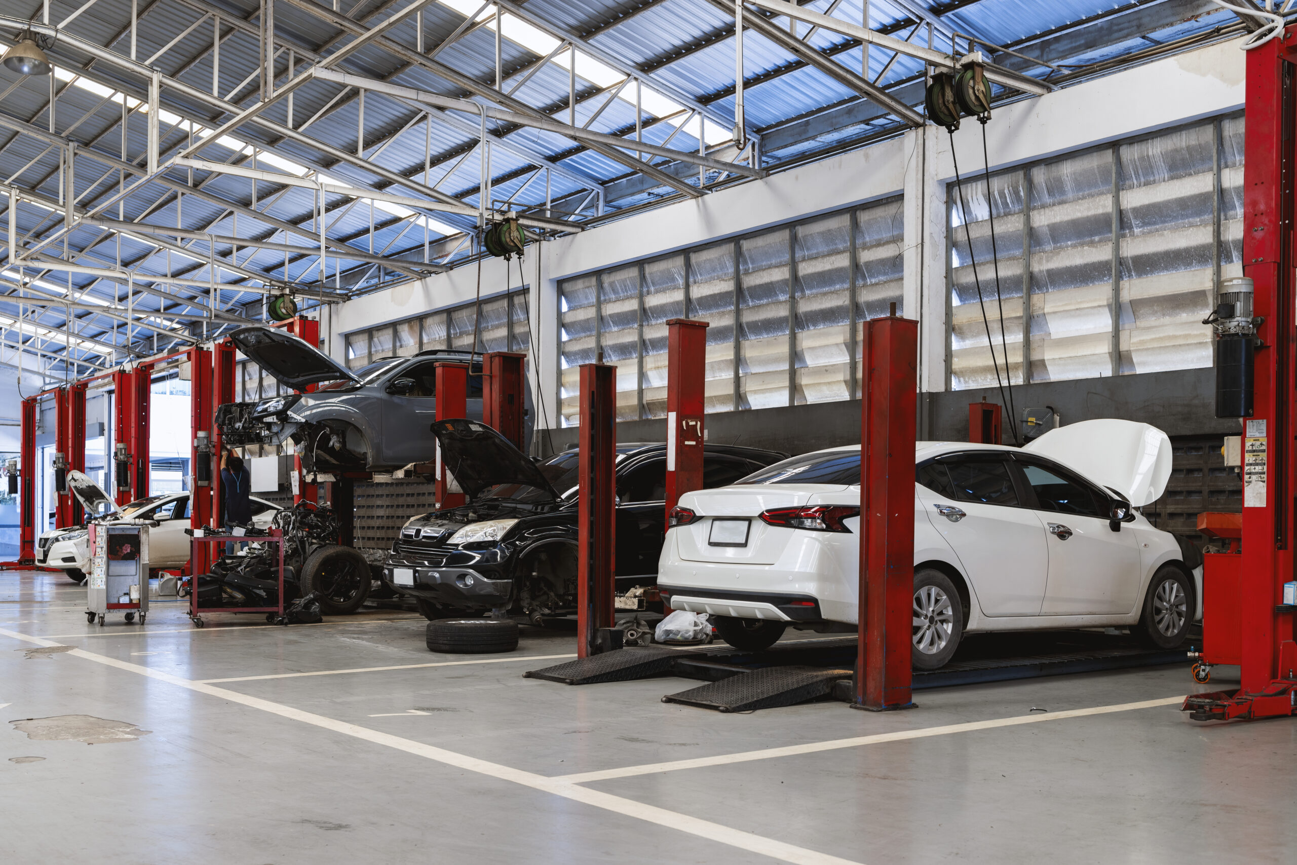 auto garage voor onderhoud schoongemaakt door clean up tiel