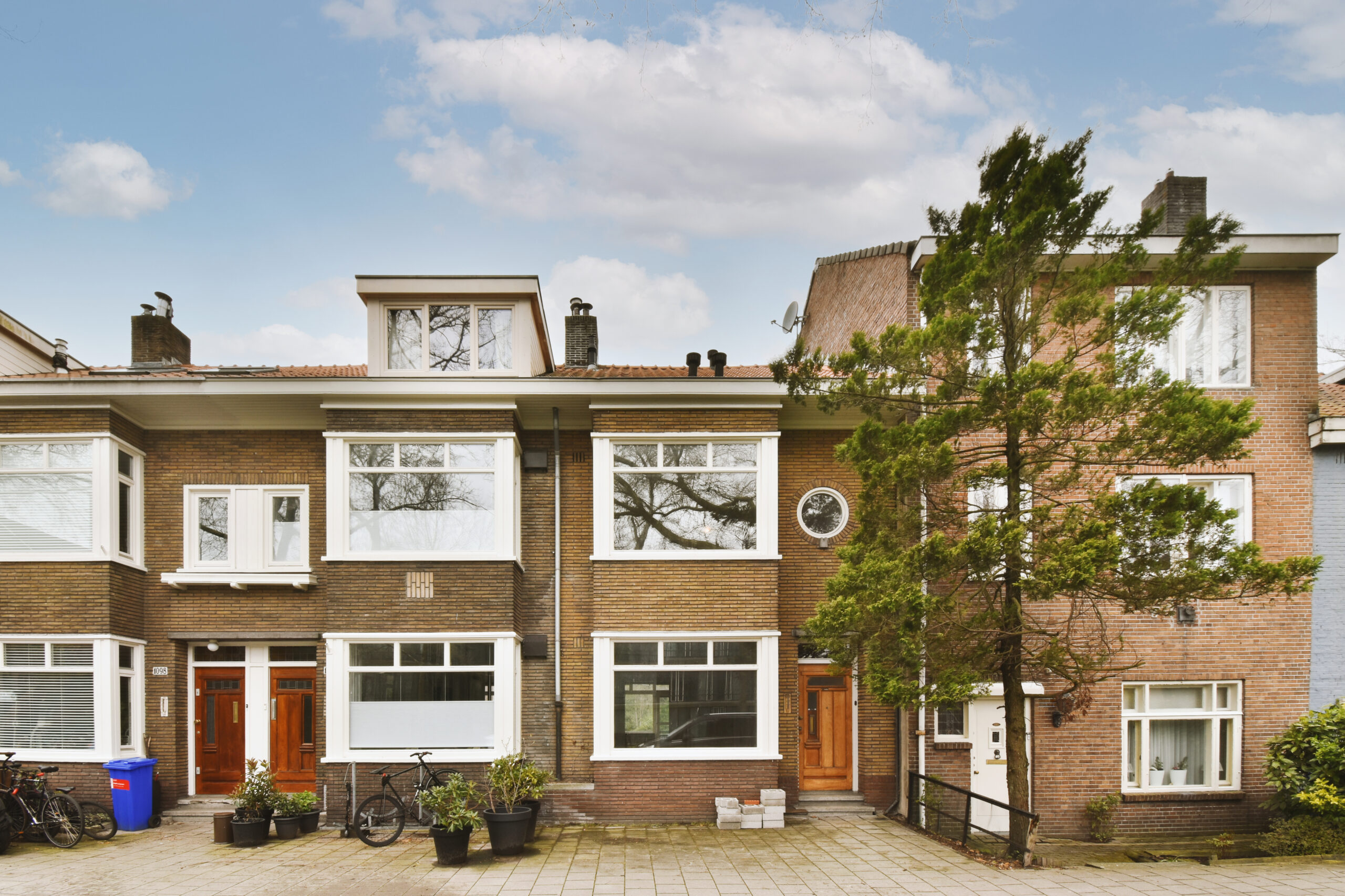 Voorkant van een particulieren huis dat is schoongemaakt door Clean Up Tiel