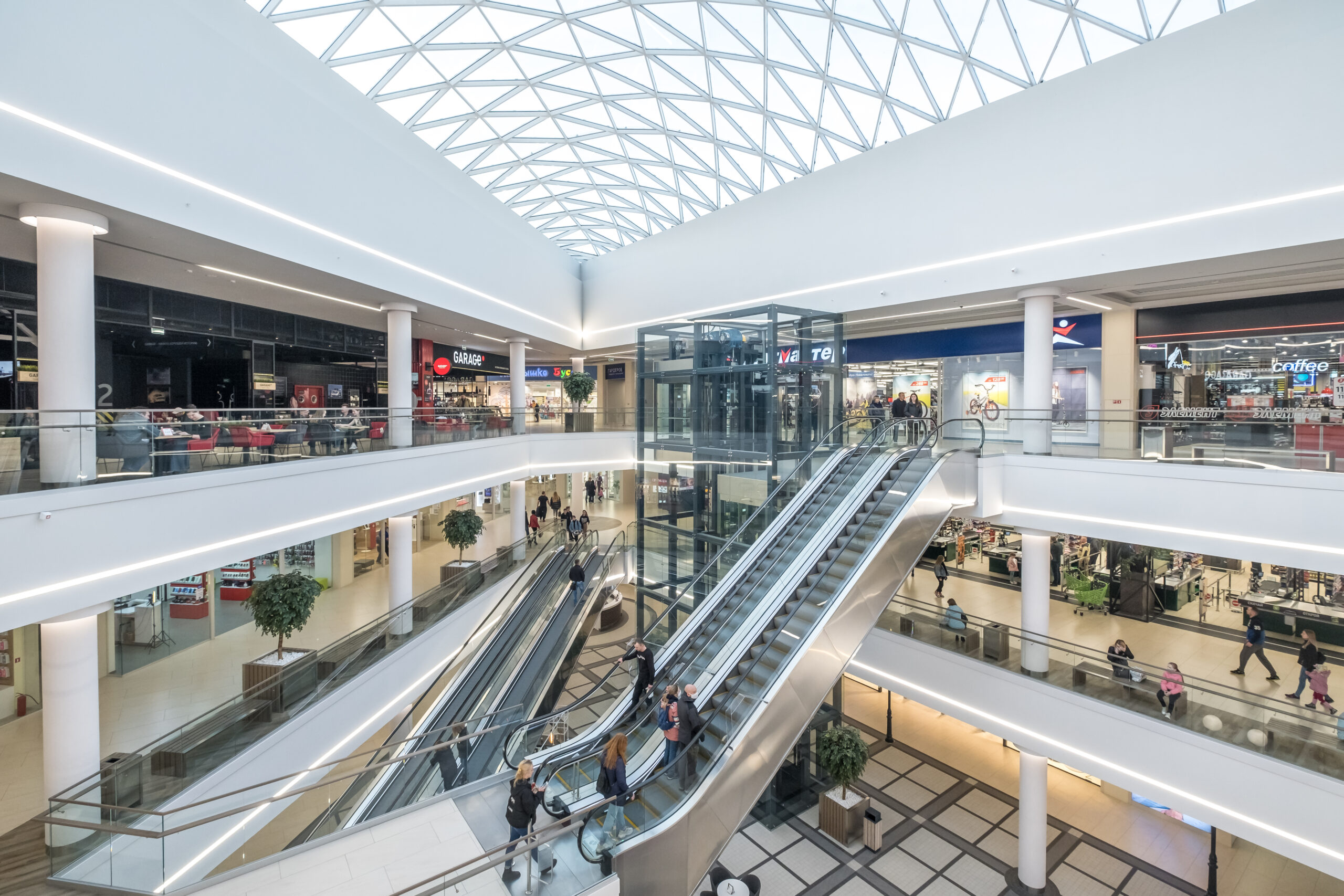 Groot winkelcentrum dat vol zit met schone winkels.