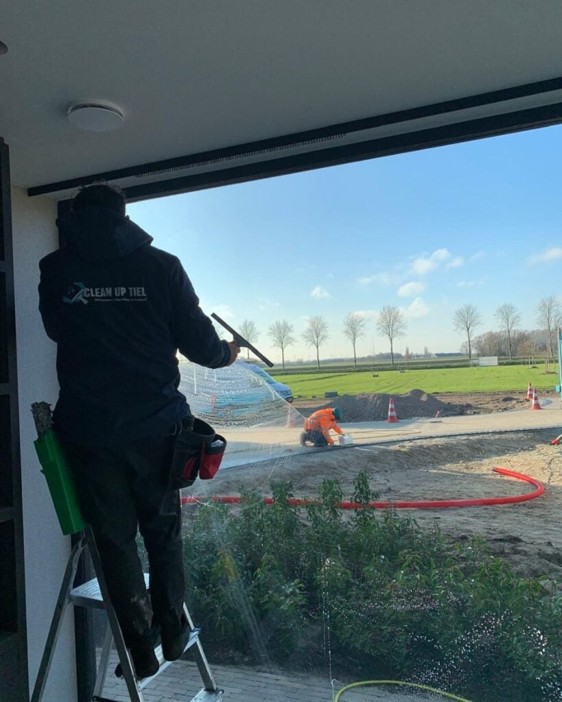 glazenwassen ramen op trap specialistische reiniging