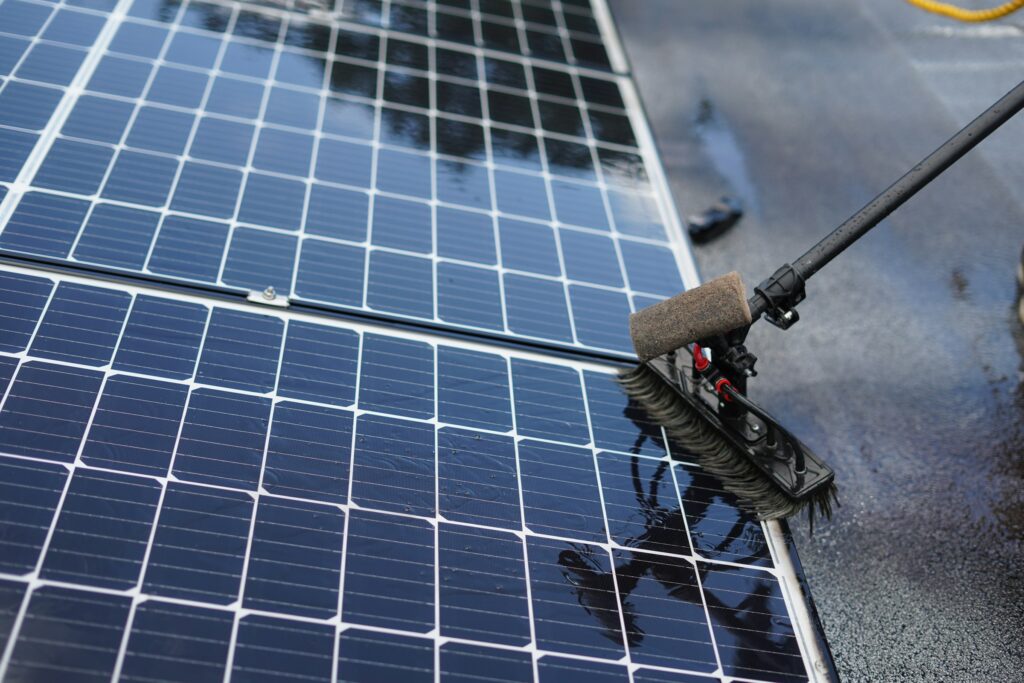 Zonnepanelen reinigen met een professionele borstel